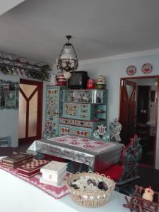 a bedroom with a bed and a table with a basket at Kalotaszeg Vendégház in Izvoru Crişului
