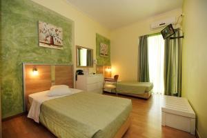 um quarto de hotel com uma cama e uma secretária e um quarto em Socrates Hotel em Atenas