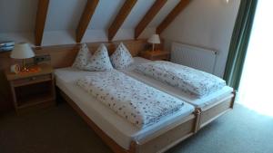 Postel nebo postele na pokoji v ubytování Hotel garni zur Linde