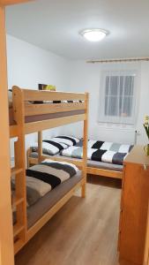 Двухъярусная кровать или двухъярусные кровати в номере Apartmán Alfa 11