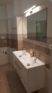 uma casa de banho com um lavatório branco e um espelho. em Apartmán Alfa 11 em Cerný Dul