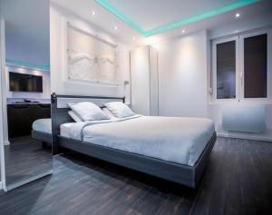 1 dormitorio con 1 cama grande con sábanas blancas en MeandYou Hammametspa en Colmar