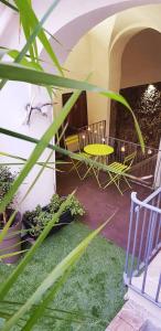cortile con tavolo, sedie e piante di Casa Romeo ad Acireale