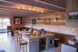 Η κουζίνα ή μικρή κουζίνα στο Gîte de la Tourelle - Confort et authenticité entre Arras et Albert +44 φωτογραφίες