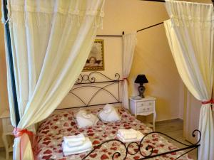 een slaapkamer met een hemelbed bij Sweet Home in Castelletto sopra Ticino