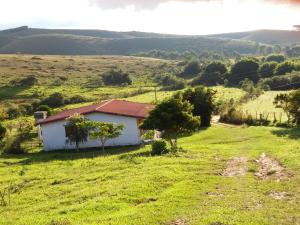 une petite maison au milieu d'un champ dans l'établissement Sítio Tapera em Ibitipoca - MG, com Wi-Fi, à Conceição da Ibitipoca