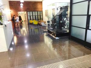 una hall con un grande macchinario in una stanza di Large 2B2B Near Southern Cross FreeParking GYM POOL a Melbourne Altre 37 foto