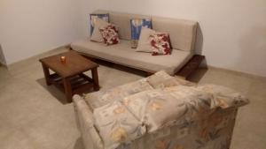 Departamentos Valeria Medanos في فاليريا ديل مار: غرفة معيشة بها أريكة وطاولة