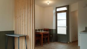 Pokój ze stołem, stołem i oknem w obiekcie 10 Rue du Bourg Neuf w mieście Bruyères-le-Châtel