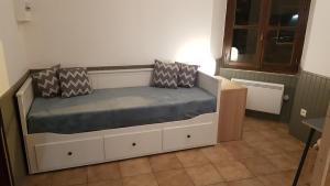 łóżko z 2 poduszkami w pokoju w obiekcie 10 Rue du Bourg Neuf w mieście Bruyères-le-Châtel