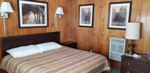 Tempat tidur dalam kamar di The Whispering Elms Motel