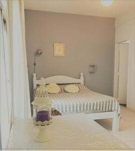 1 dormitorio blanco con 1 cama blanca en una habitación en Apartamentos Paraguay Soleado Excelente Ubicacion en Buenos Aires