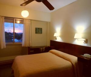 a hotel room with a bed and a window at Hotel Eo Park in San Clemente del Tuyú