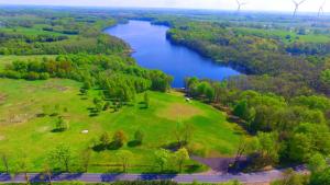 una vista aérea de un río con árboles y un campo en Apartments The Space, en Drawsko Pomorskie