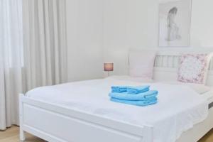 - un lit blanc avec 3 serviettes bleues dans l'établissement City center, Tórshavn, à Tórshavn