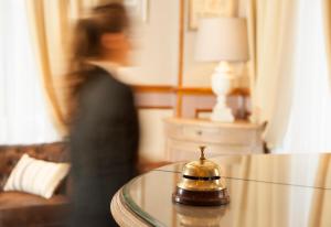 فندق دو بلفيو باريس غار دو نورد في باريس: طاولة زجاجية عليها جرس