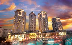 een groep van hoge gebouwen in een stad 's nachts bij The Bellezza Hotel Suites in Jakarta