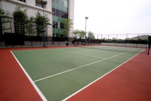 Tennis and/or squash facilities at The Bellezza Hotel Suites or nearby