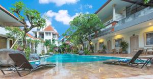 un cortile con piscina in una casa di Baleka Resort & Spa a Legian