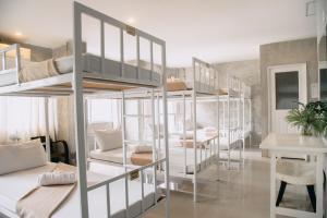 a room with a bunch of bunk beds at Ban's Avenue Guesthouse in Koh Tao