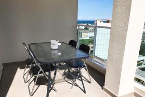 - une table et des chaises noires dans une chambre avec fenêtre dans l'établissement Anacasa Blaumar Mediterranea AP760, à Piles