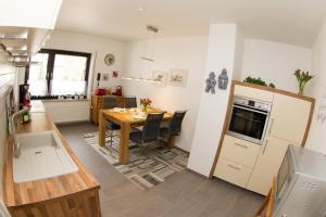eine Küche und ein Esszimmer mit einem Tisch in der Küche in der Unterkunft Ferienwohnung am Sulzbach in EuÃŸerthal