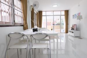 曼谷的住宿－Chatuchak Art & Nature House ( 3-6 pers.)，白色的用餐室配有白色的桌椅