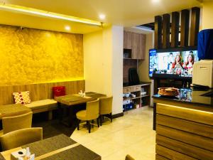 Μια τηλεόραση ή/και κέντρο ψυχαγωγίας στο The Milestone Hotel