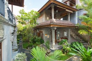 - Vistas externas a una casa con jardín en Bali Moon Guest House, en Ubud