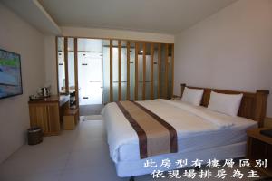 Giường trong phòng chung tại Tang Zhimei Hot Spring