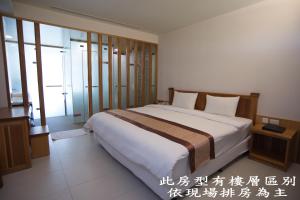 泰安鄉的住宿－湯之美溫泉，一间卧室,卧室内配有一张大床
