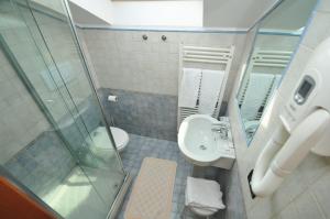 łazienka z toaletą, umywalką i prysznicem w obiekcie Locanda Sant'Anna Hotel w Wenecji