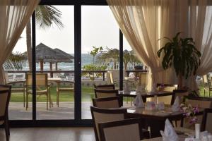 En restaurant eller et spisested på Lou'lou'a Beach Resort Sharjah