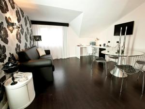 Televízia a/alebo spoločenská miestnosť v ubytovaní Hotel Bruman