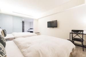 Televiisor ja/või meelelahutuskeskus majutusasutuses Home Rest Hotel