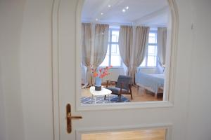 Pokój z lustrem i sypialnią z łóżkiem w obiekcie City Center Apartment w Wiedniu