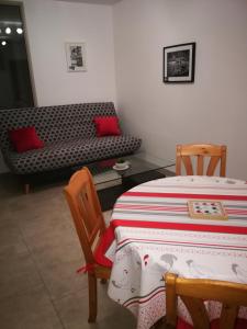 uma sala de estar com uma cama e um sofá em boyard em Rochefort