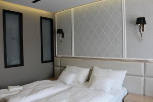 Postel nebo postele na pokoji v ubytování Hotel Merops Mészáros