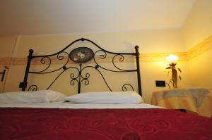 Łóżko lub łóżka w pokoju w obiekcie Locanda Sant'Anna Hotel