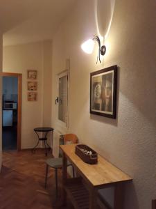 Zimmer mit einem Tisch und einer Lampe an der Wand in der Unterkunft Apartamento Turístico Sigüenza in Sigüenza