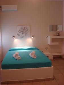 um quarto com uma cama com duas toalhas em Smaragdi Studios and Rooms em Agios Kirykos