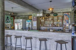 A área de bar ou lounge em Deishaview Jungle Hostel