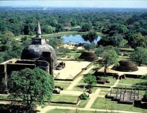 uma vista para um parque com um lago e um edifício em Canal Side Guest House Polonnaruwa em Polonnaruwa