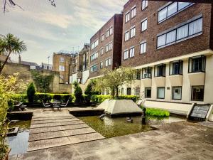 ロンドンにあるCentral London Bed & Breakfastの池のある中庭