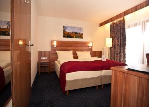 Ένα ή περισσότερα κρεβάτια σε δωμάτιο στο Hotel Knaus am Hafen