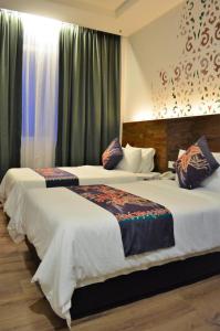 Katil atau katil-katil dalam bilik di Serapi Hotel