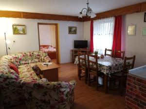 een woonkamer met een bank en een tafel bij Apartment Resman in Tršće