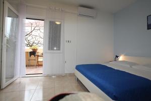 Un pat sau paturi într-o cameră la Apartments Kresan