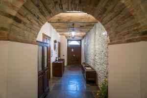 un arco en un pasillo con una pared de piedra en Borgo San Pietro en Agnone