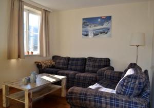 ein Wohnzimmer mit 2 Sofas und einem Couchtisch in der Unterkunft Kraxner Haus in Serfaus